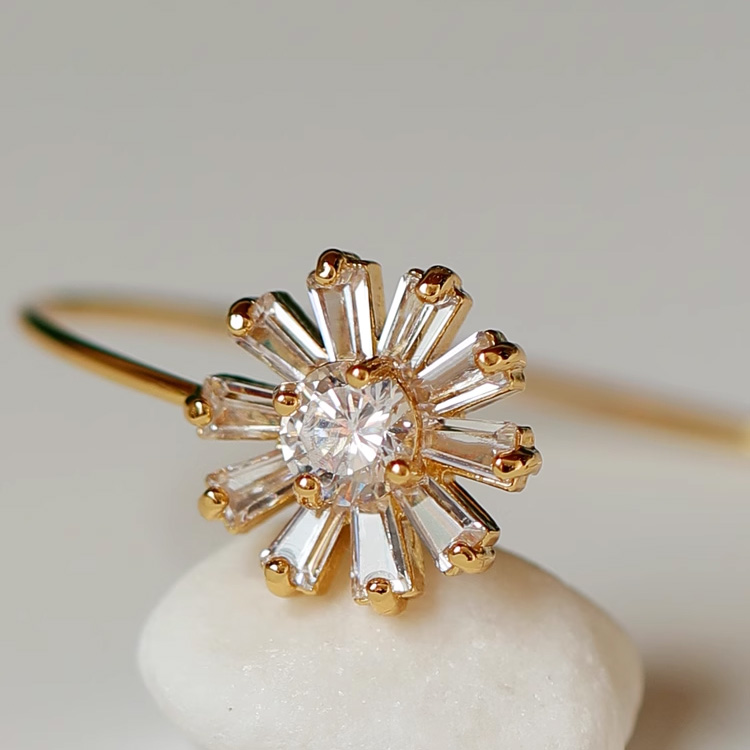 Petals, high-end customization, super sparkling zircon high-end feel, original niche design, bracelet for women, light luxury, fashion